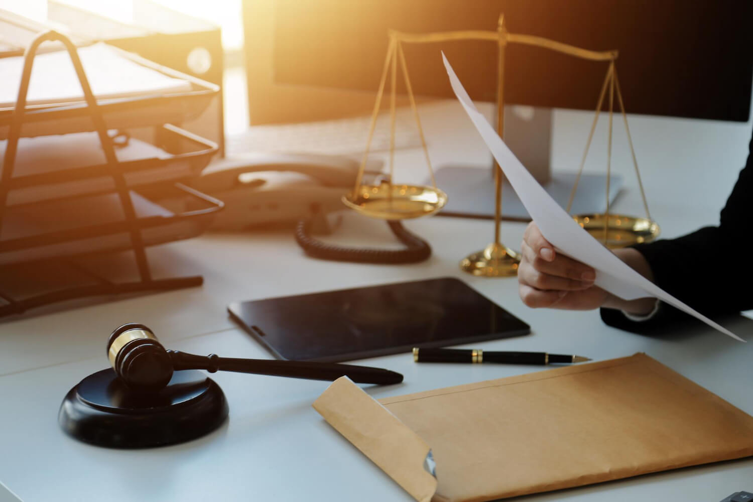 המדריך המלא לניהול עיזבון, חלוקת נכסים והגנה על זכויות היורשים